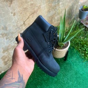 Classic Timberland kids waterproof 6 in’ boots black nubuck; never worn size 1.5